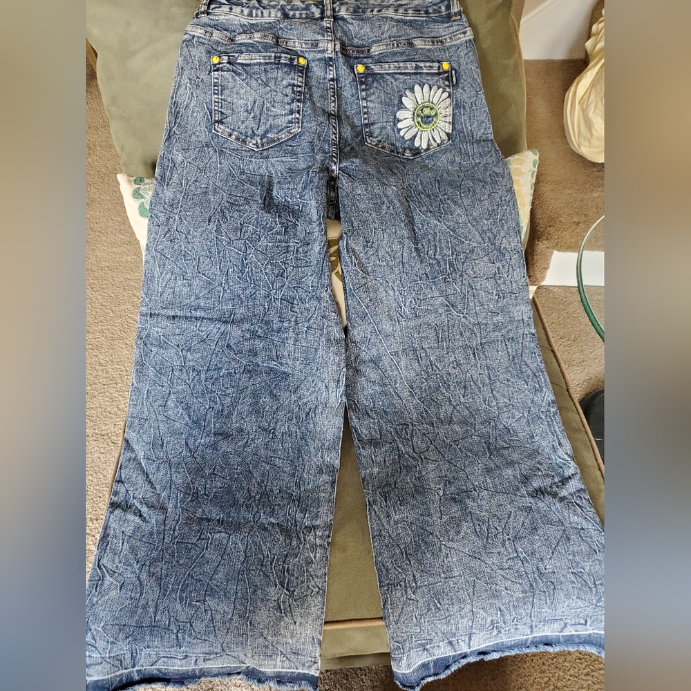 BRAND NEW - LOGO Smiley World Wide Leg Jeans